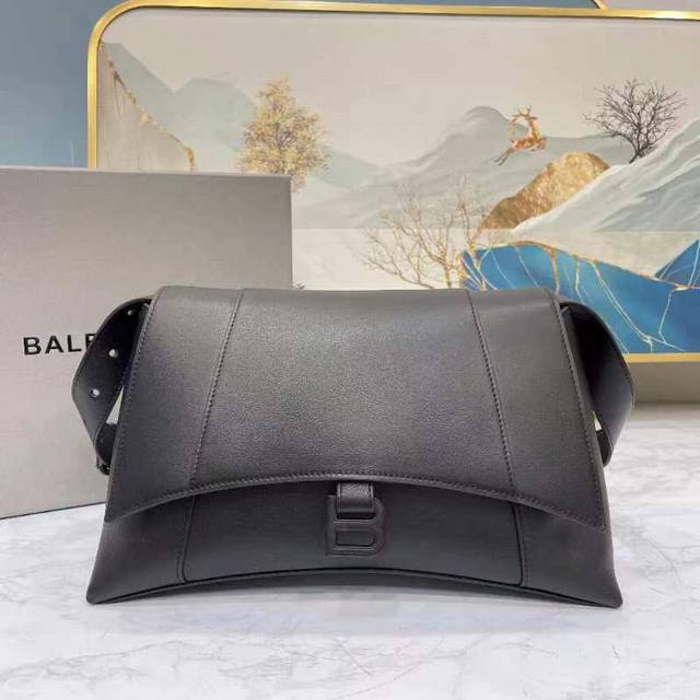 Extra Large Size M Plain Black Buckle This Season's Heavyweight Hourglass Bag Ha