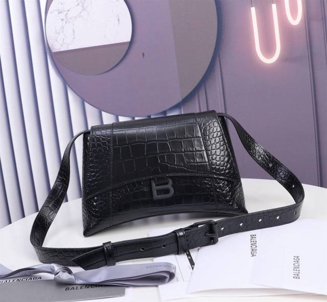 Medium Crocodile Black Buckle This Season's Heavyweight Hourglass Bag Has A Uniq