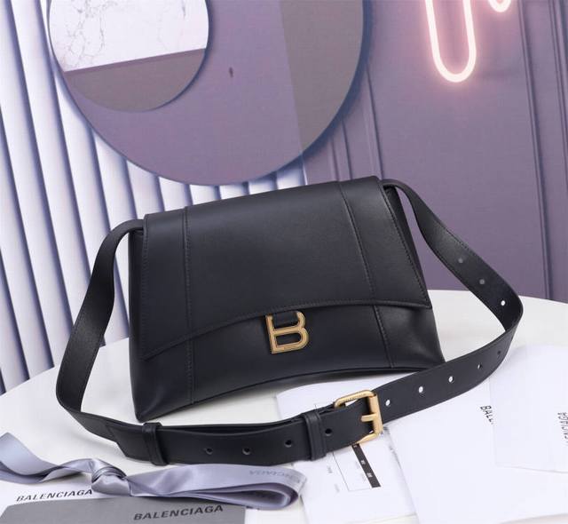Medium Plain Black Gold Buckle This Season's Heavyweight Hourglass Bag Has A Uni