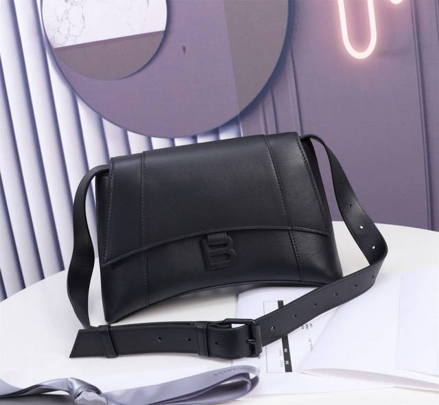 Medium Plain Black Black Gun This Season's Heavyweight Hourglass Bag Has A Uniqu