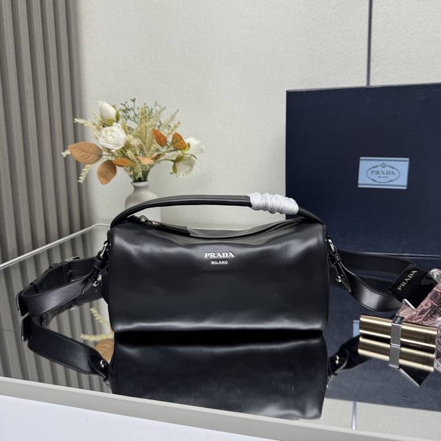 Top-Grade Original New Boston 2Vh188 Distressed Leather This Boston Handbag Is S