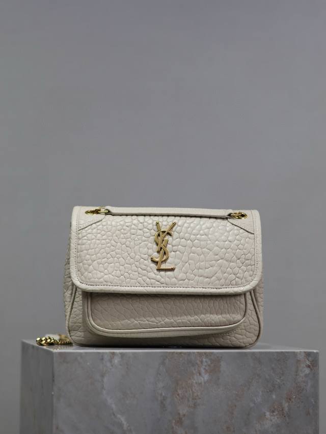 niki_22Cm White Elephant Pattern With Gold Buckle It's So Cool. The Bag Looks