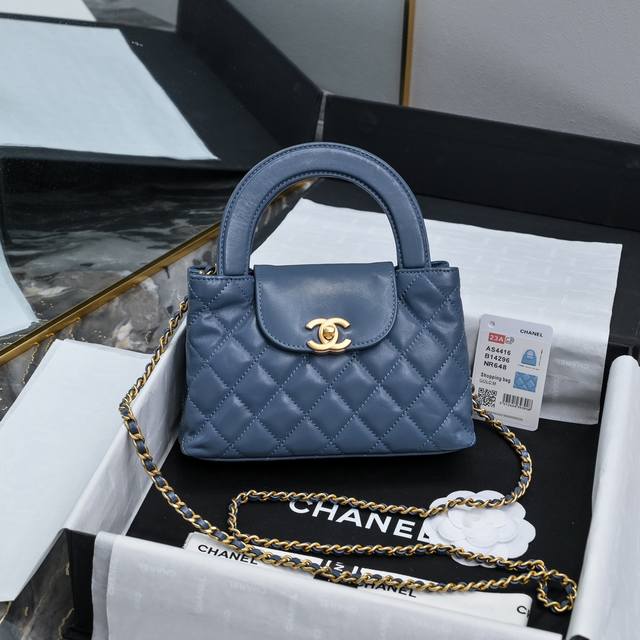 24A Kelly Handle Bag Fashion Is A Cycle. The Popular Second-Hand Kelly Is Red