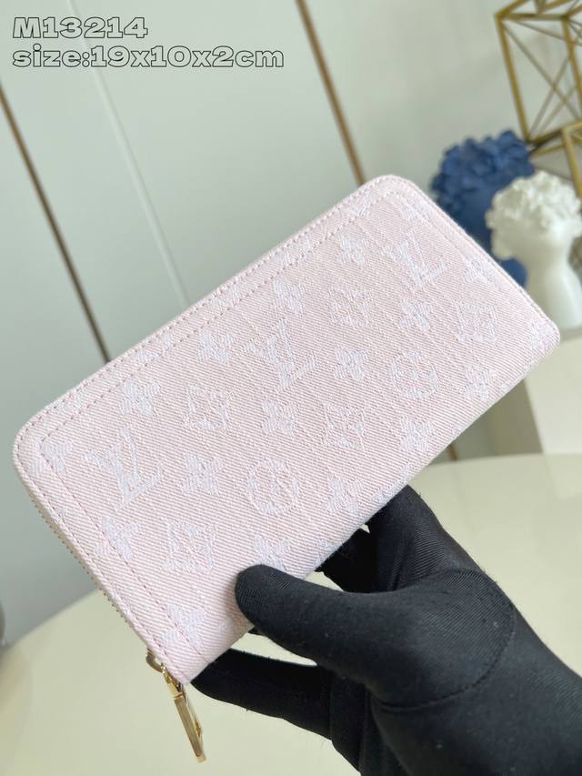 Factory Price P Top Original M13214 Pink This Seasonal Zipper Wallet Is Made Of