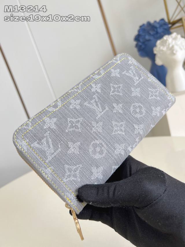 Factory Price P Top Original M13214 Grey This Seasonal Zippy Wallet Is Reinterpr