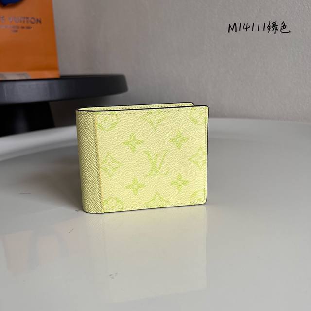 Factory Price P M14111 Green This Compact Multiple Wallet Features A Matching Mo