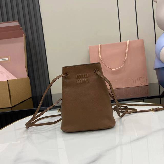 Comes With A Full Set Of Original Counter Packaging. New Mini Bucket Bag Uses To