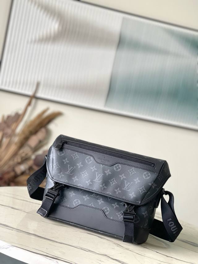 Top Original M12517 Black Flower This Voyager Small Messenger Bag Is Made Of Mon