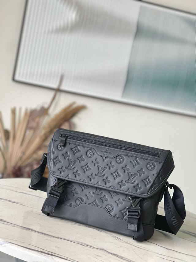 Top Layer Leather, Top Grade Original M25121 Embossed This Voyager Small Messeng