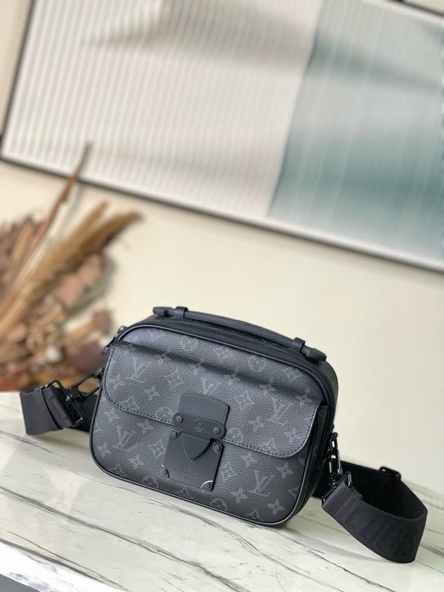 Top Original M45806 Black Floral This S Lock Messenger Bag Is Made Of Monogram M