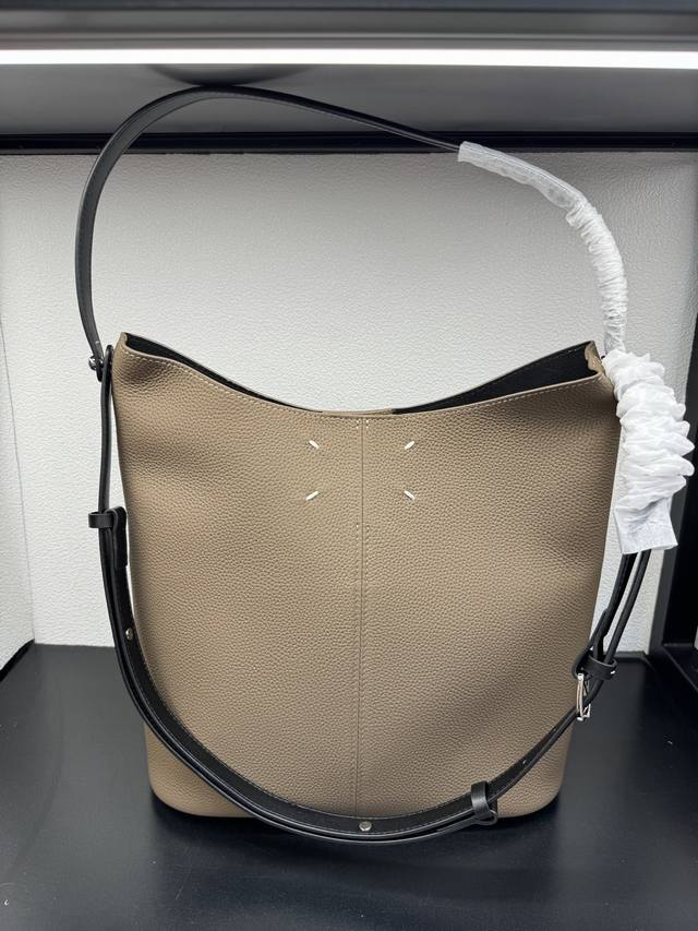 Margiela's New Hobo Bag Is Made Of Top-Grain Cowhide With Inner Pockets. It Can