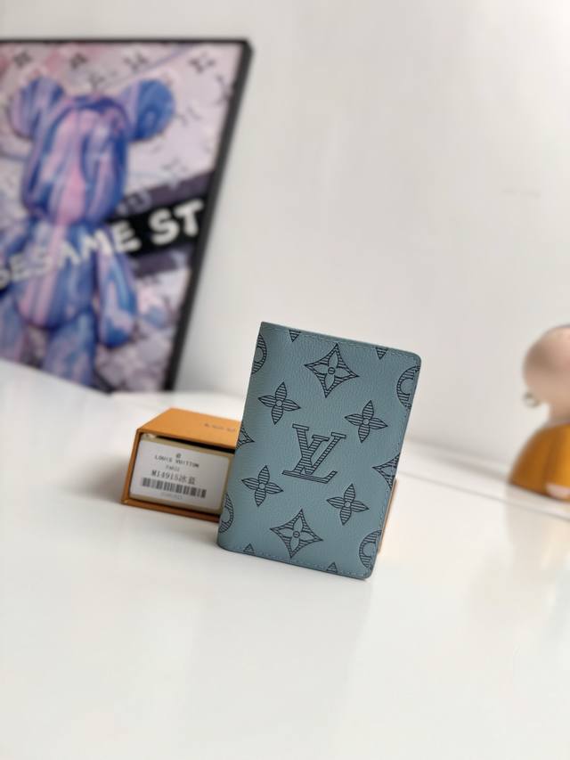 Overseas Original M14915 Ice Blue Exclusive Real Shot This Pocket Wallet Is Made