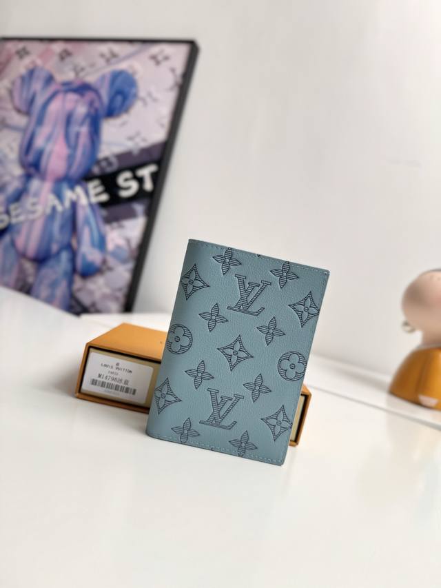Overseas Original M14798 Ice Blue Exclusive Real Shot This Passport Holder Is Ma