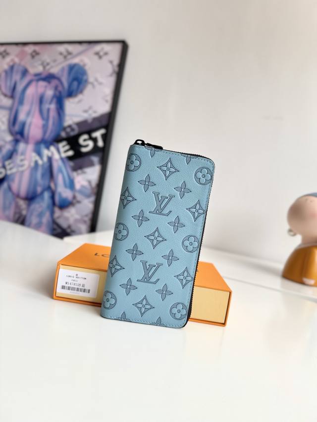 Overseas Original M14783 Ice Blue Exclusive Real Shot This Zippy Vertical Wallet