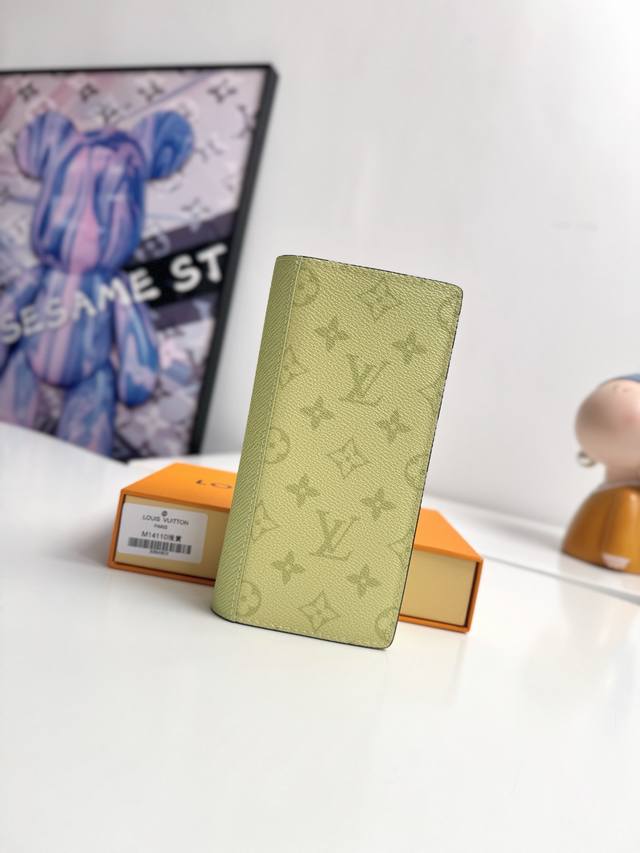 Overseas Original M14110 Light Yellow Exclusive Real Shot Brazza Long Wallet Is
