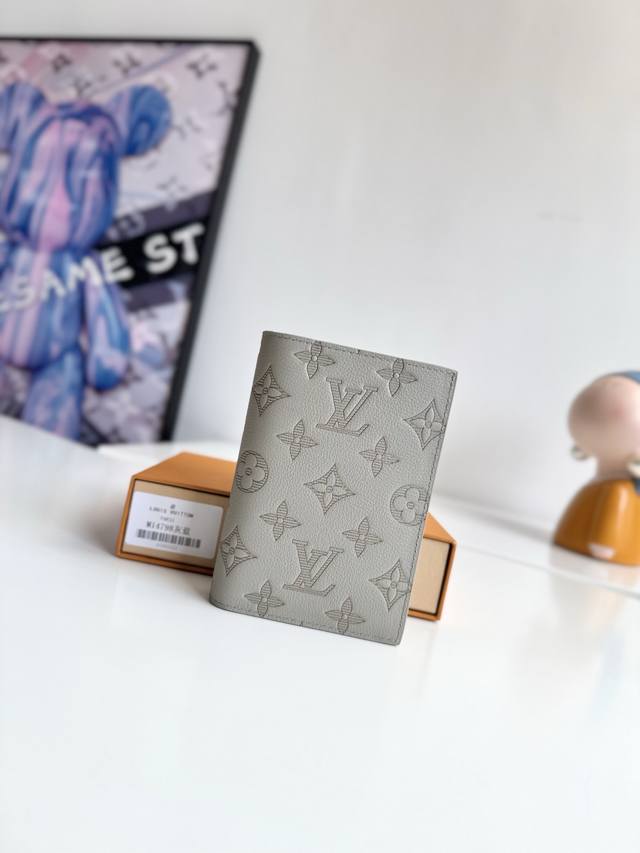 Overseas Original M14798 Gray-Blue Exclusive Real Shot This Passport Holder Is M