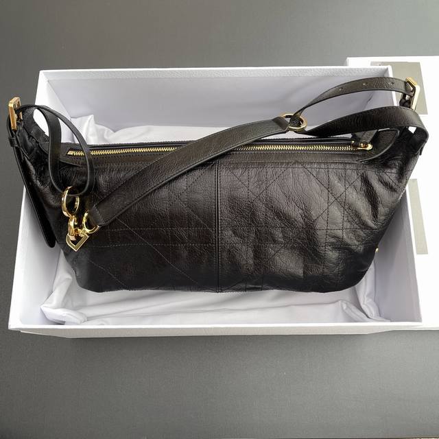 Original Leather Top Quality Imported Material D-Journey Medium Handbag This Han
