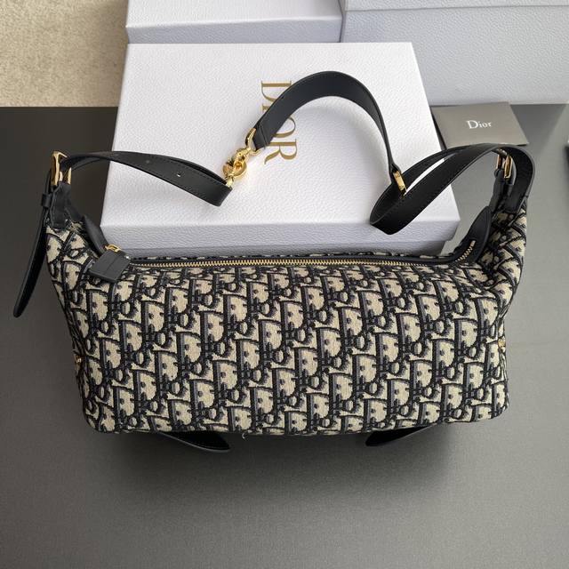 Original Leather Top Quality Imported Material D-Journey Medium Handbag This Han