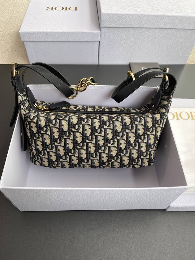 Original Leather Top Quality Imported Material D-Journey Small Handbag This Hand