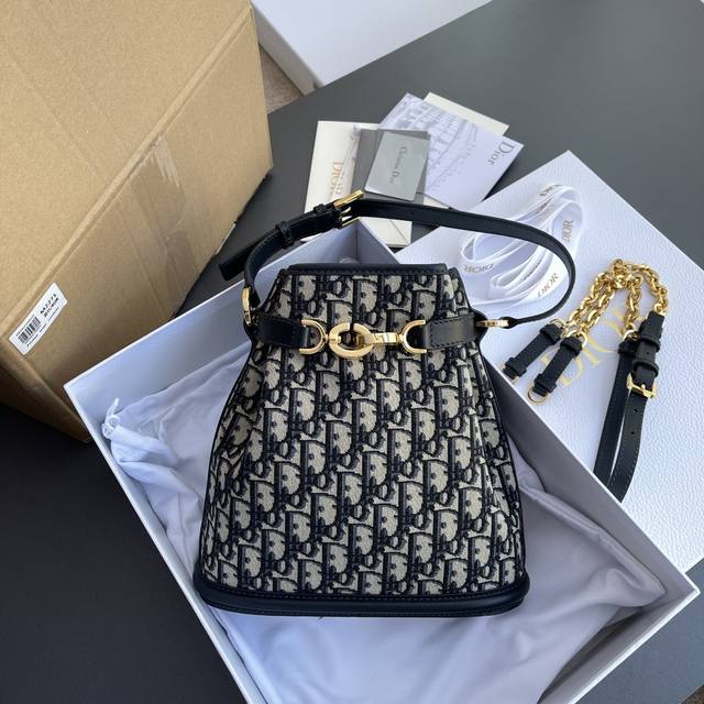 Original Leather Top Quality Imported Material Amber Chain Bucket Bag This 30Mon