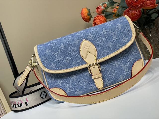 Exclusive Photo Of The Top Original Replica Diane Baguette Handbag M13070 Blue D