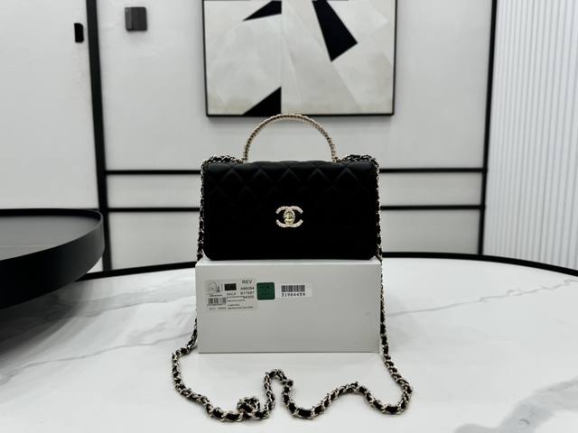a96094 Chanel Sheepskin Handle Woc The Handle Is Very Distinctive. The Metal