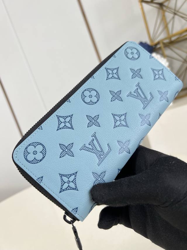 Factory Price P Top Original M14784 Ice Blue This Horizontal Zipper Wallet Is An