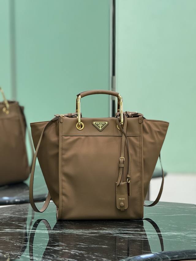 This Tote Bag Adopts Fashionable Geometric Shape, Combines Practical Re-Nylon Re