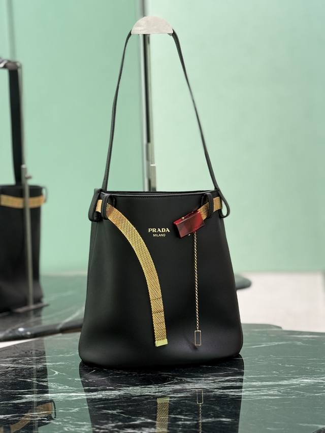 ss25Fashion Showootd Buckle Bag This Fashionable Bucket Bag Reinterprets The