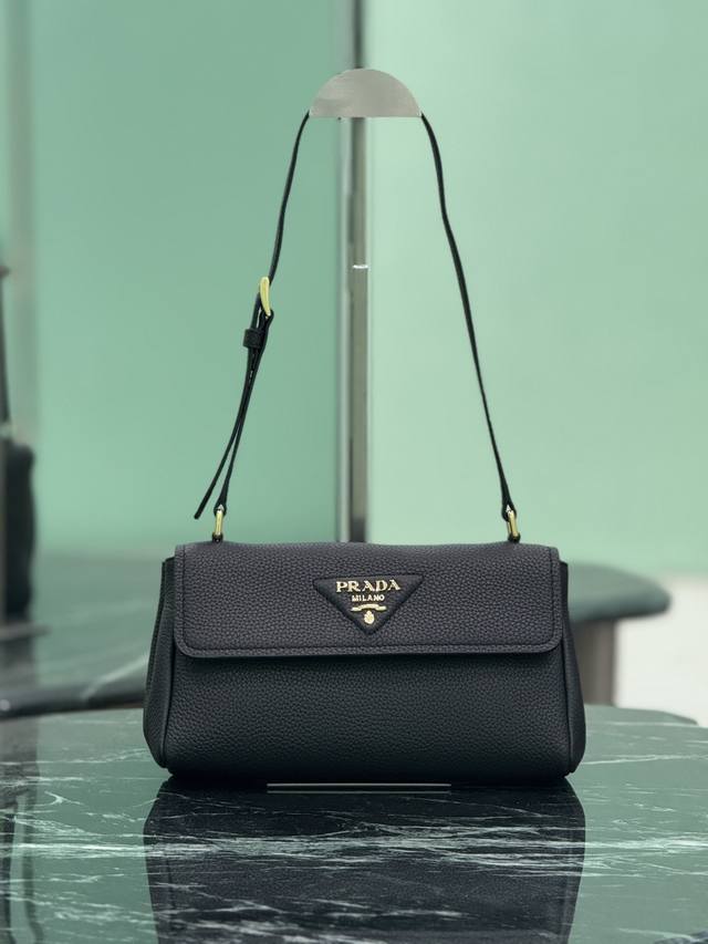 Flap Shoulder Bag This Shoulder Bag Is Exquisite In Shape And Practical In Funct