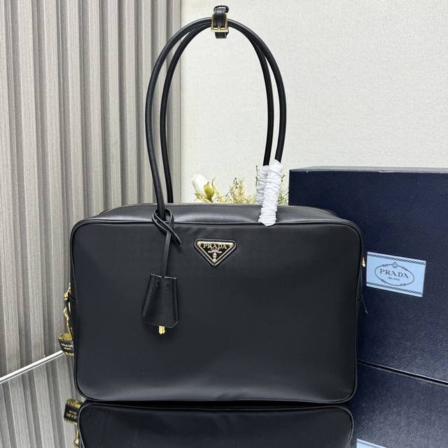 Top Original New Large Handbag 1Bb131 Has Arrived. This Handbag Has A Classic An