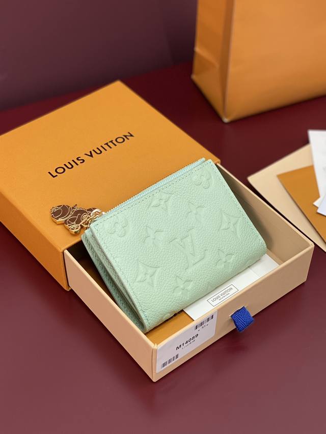 Factory Price P M14089 Green Chip Edition Lisa Wallet Is An Everyday Essential.