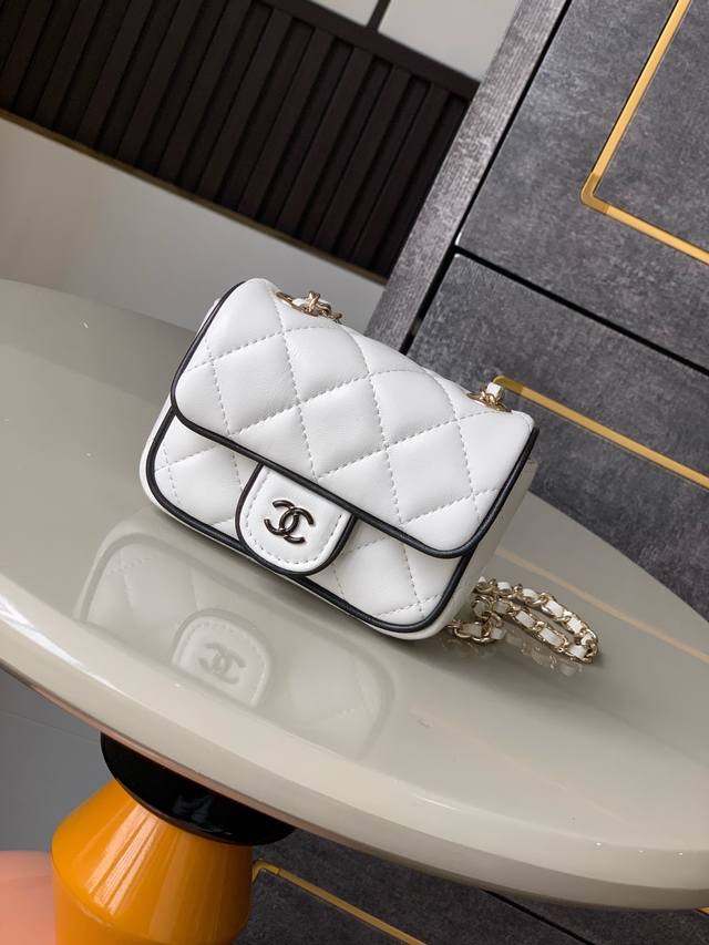ohanel25Psuper Mini Series Chain Wallet Has Just The Right Capacity And Space