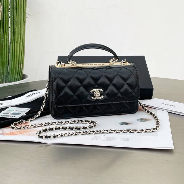 chanel24B New Style Accordion Bag The Golden Chain And The Bright Gold Of The