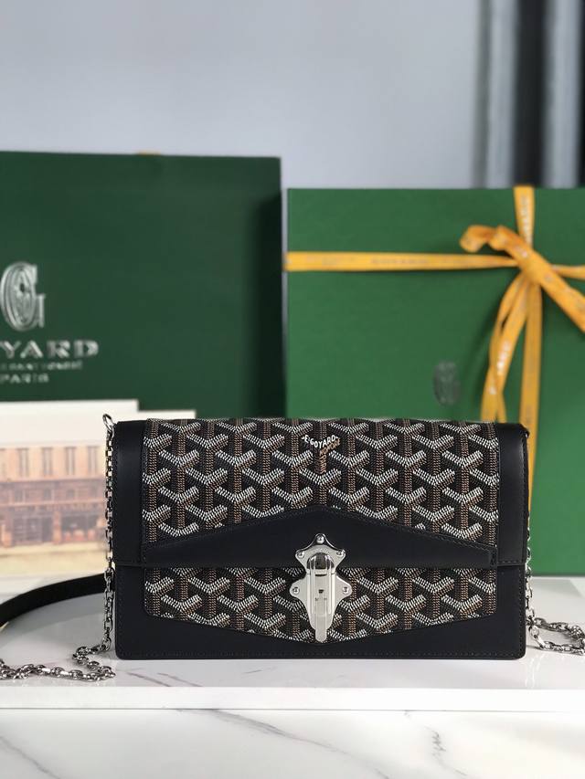 Model 0 1 Duchesse Marie-Caroline The Classic Of This Handbag Is Reflected In It