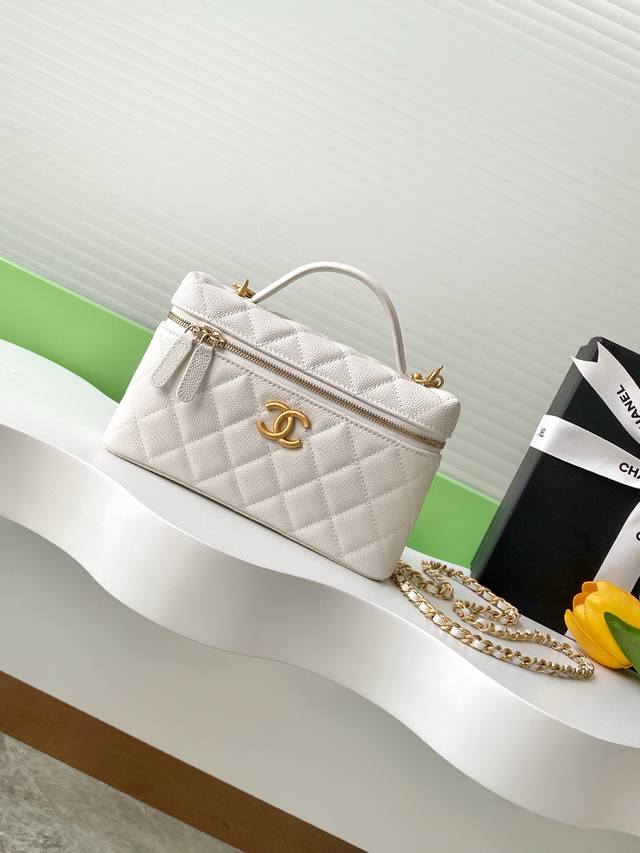 25C Exquisite Small Chain Clutch Bag. Grained Calfskin With Gold Metal Makes
