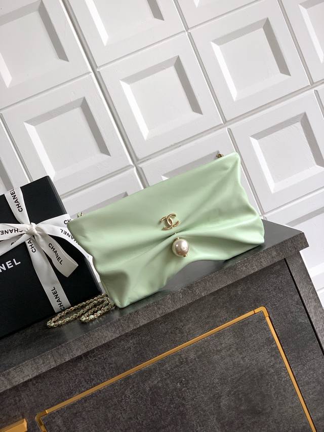 Apple Green Ohanel 25S Hand-Held Bracelet Bag, Who Wouldn't Be Moved By It? The