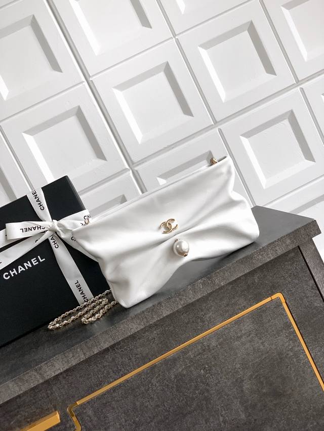 Milky White Ohanel 25S Hand-Held Bracelet Bag, Who Wouldn't Be Moved By It? The