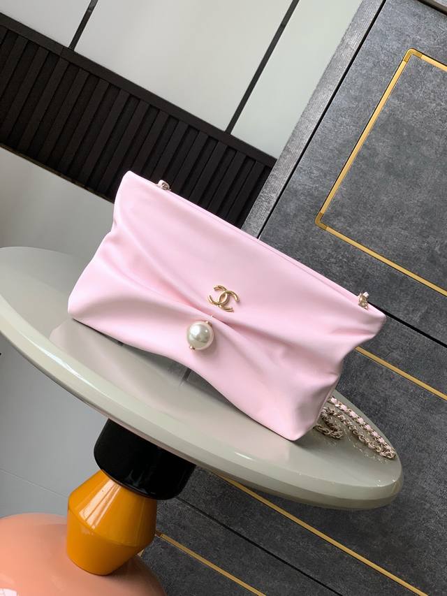 Sakura Pink Ohanel 25S Hand-Held Bracelet Bag, Who Wouldn't Be Moved By It? The
