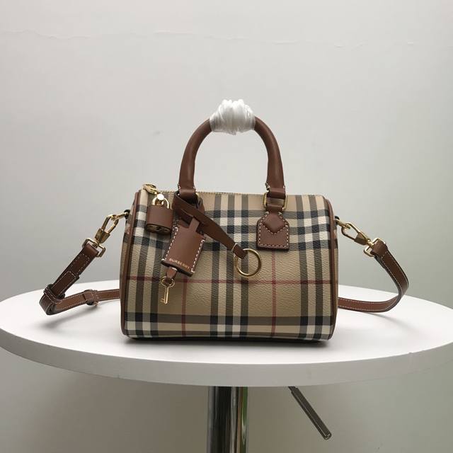 stand-Up Design With Bur Check Pattern And Leather-Wrapped Padlock And Luggag