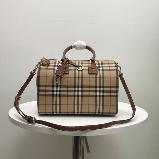 stand-Up Design With Bur Check Pattern And Leather-Wrapped Padlock And Luggag