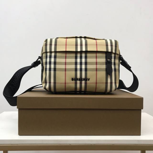 b Top-Grade Original Vibrant Decorative Bur Plaid Paddy Bag With Brand Logo J
