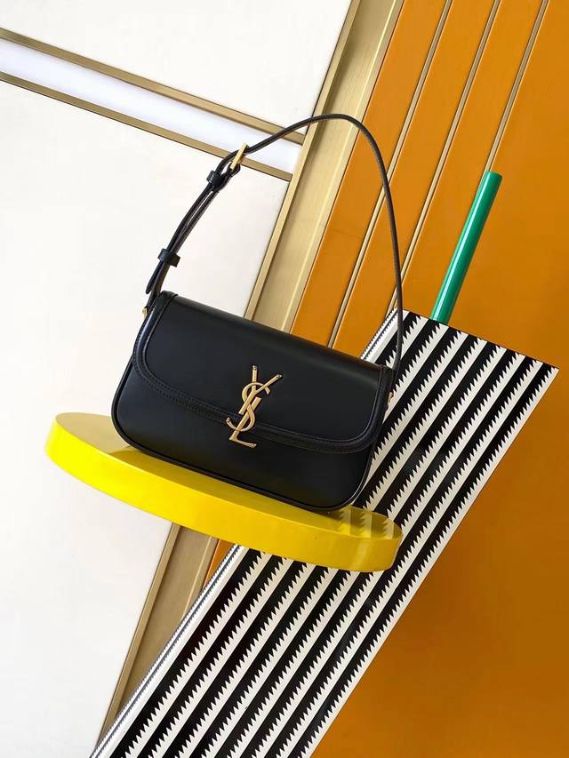 The New Armpit Bag Is The New Favorite Of The Fashion World. The Classic Black C