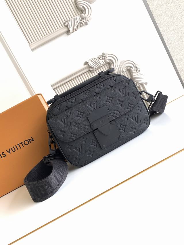 Special Dynamic Chip This Messenger Bag Is Made Of Canvas. The New Lock Is Inspi