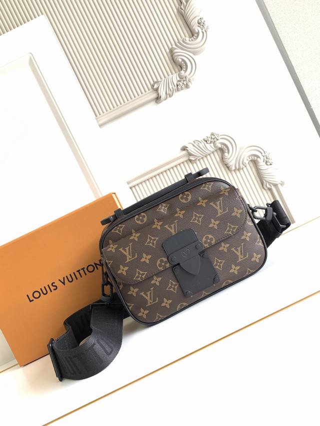 Special Dynamic Chip This Messenger Bag Is Made Of Canvas. The New Lock Is Inspi