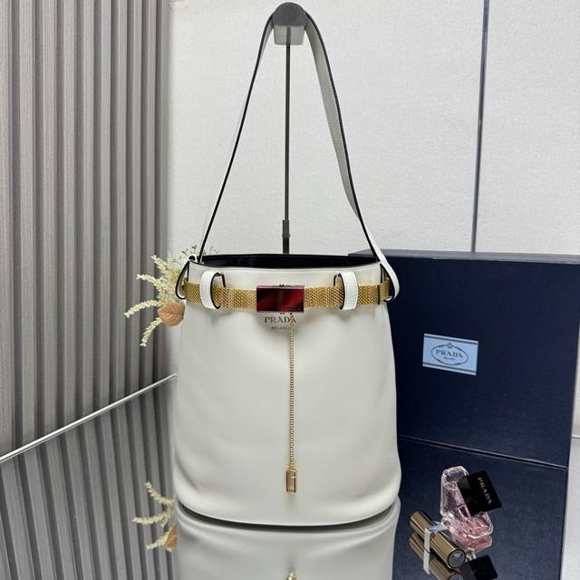 Genuine Top Original New Product 85 Iron Chain Belt This Fashionable Bucket Bag