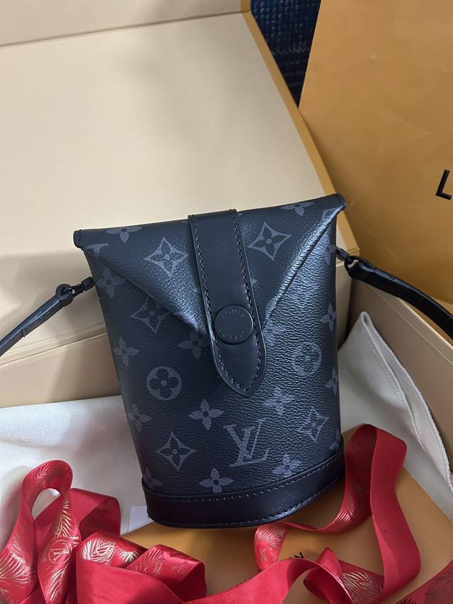Top-Grade Original M11613 This Envelope Pouch Handbag Is Made Of Soft Monogram E