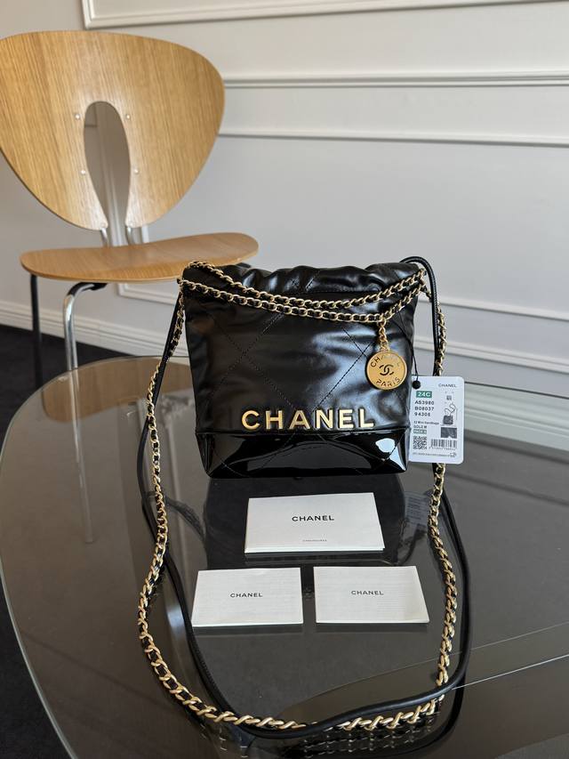 Exclusive Real Shot Of The Latest Black With Patent Leather Shoulder Strap Detac