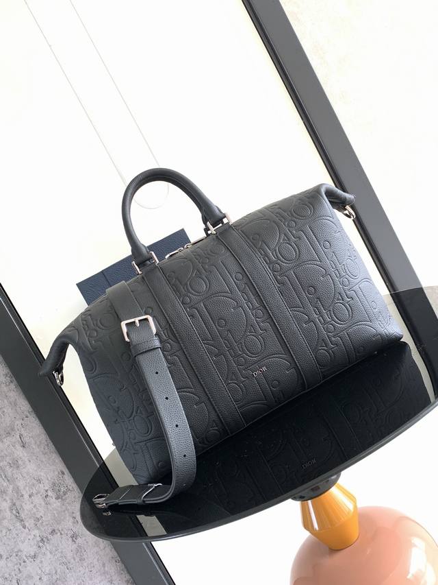 this Weekender 40 Bag Is Timeless And Elegant. Dior Gravity-Effect Leather Is