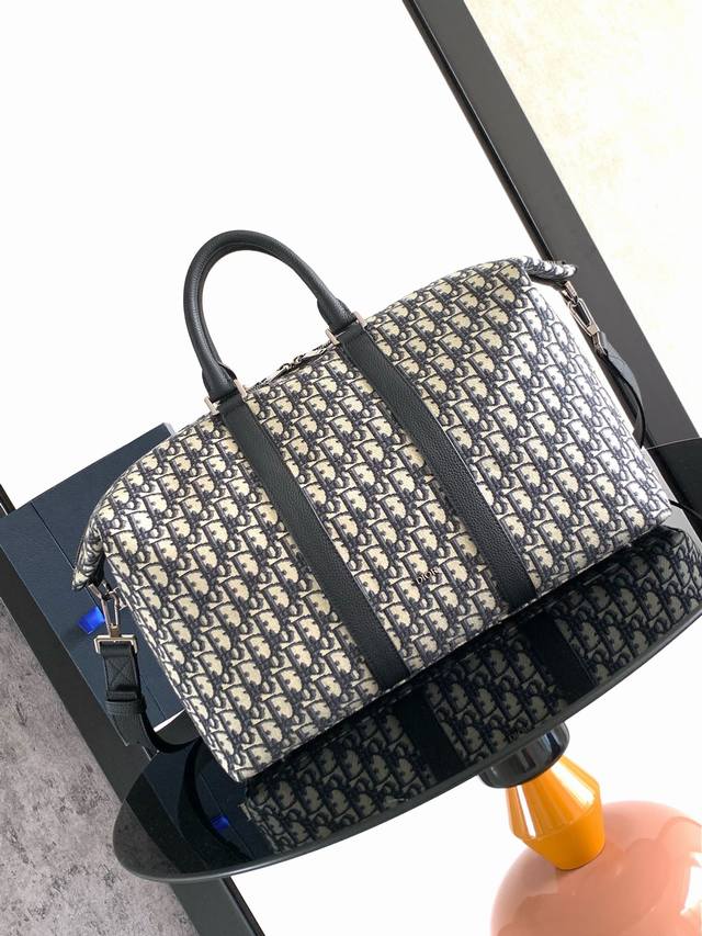 pthe Weekender 40 Bag Exudes Timeless Elegance. Crafted In Beige And Black Ob